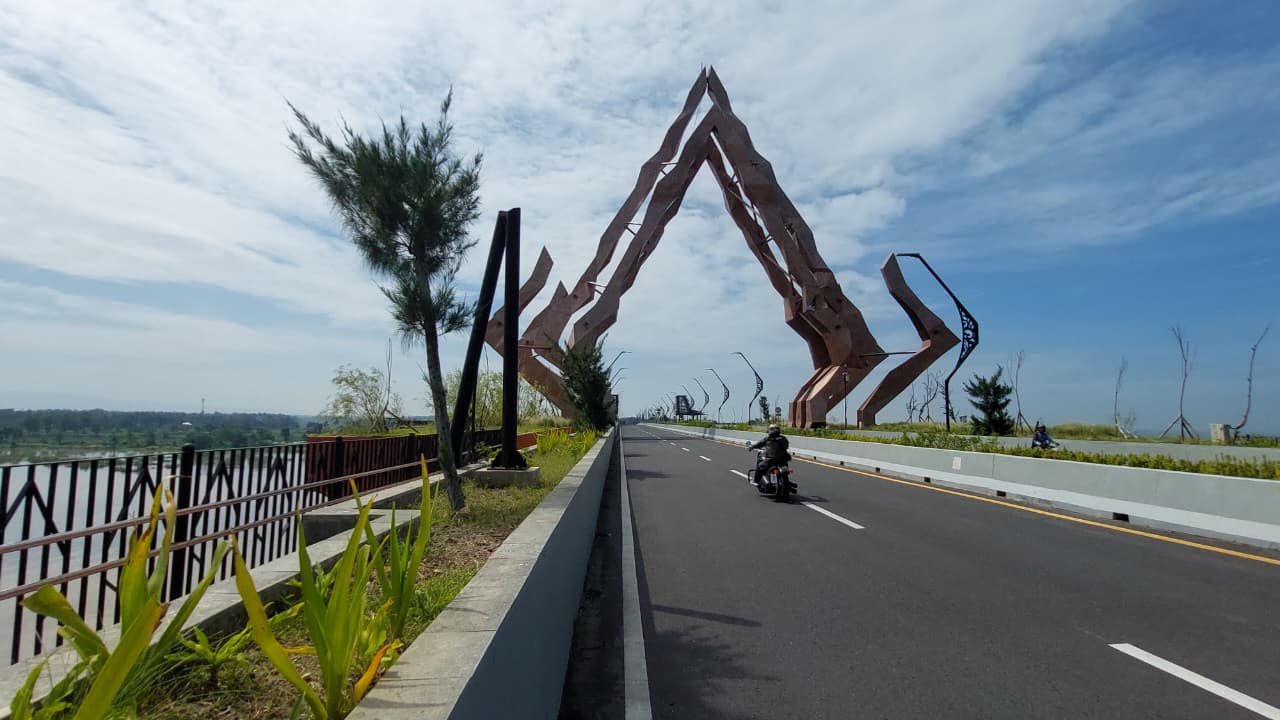 PATAH: Ornamen penerangan jalan umum di Jembatan Kabanaran ambruk usai diterpa angin.