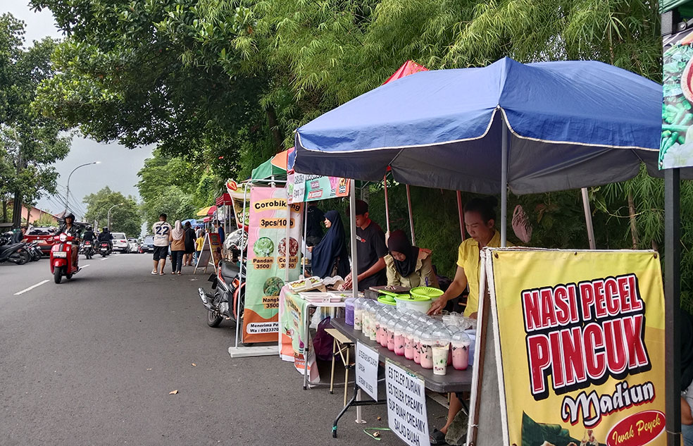 Pasar Ramadan dadakan pada sore hari menjelang buka puasa.