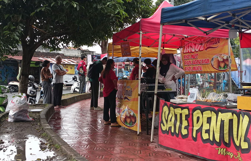 Suasana Pasar Ramadan di kawasan Karangmalang, Depok, Sleman dan Kotagede, Kota Jogja.