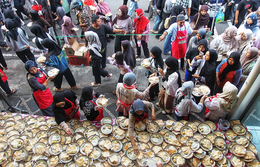 Petugas membagikan takjil kepada warga di Masjid Jogokariyan, Kota Jogja, kemarin (8/3). 