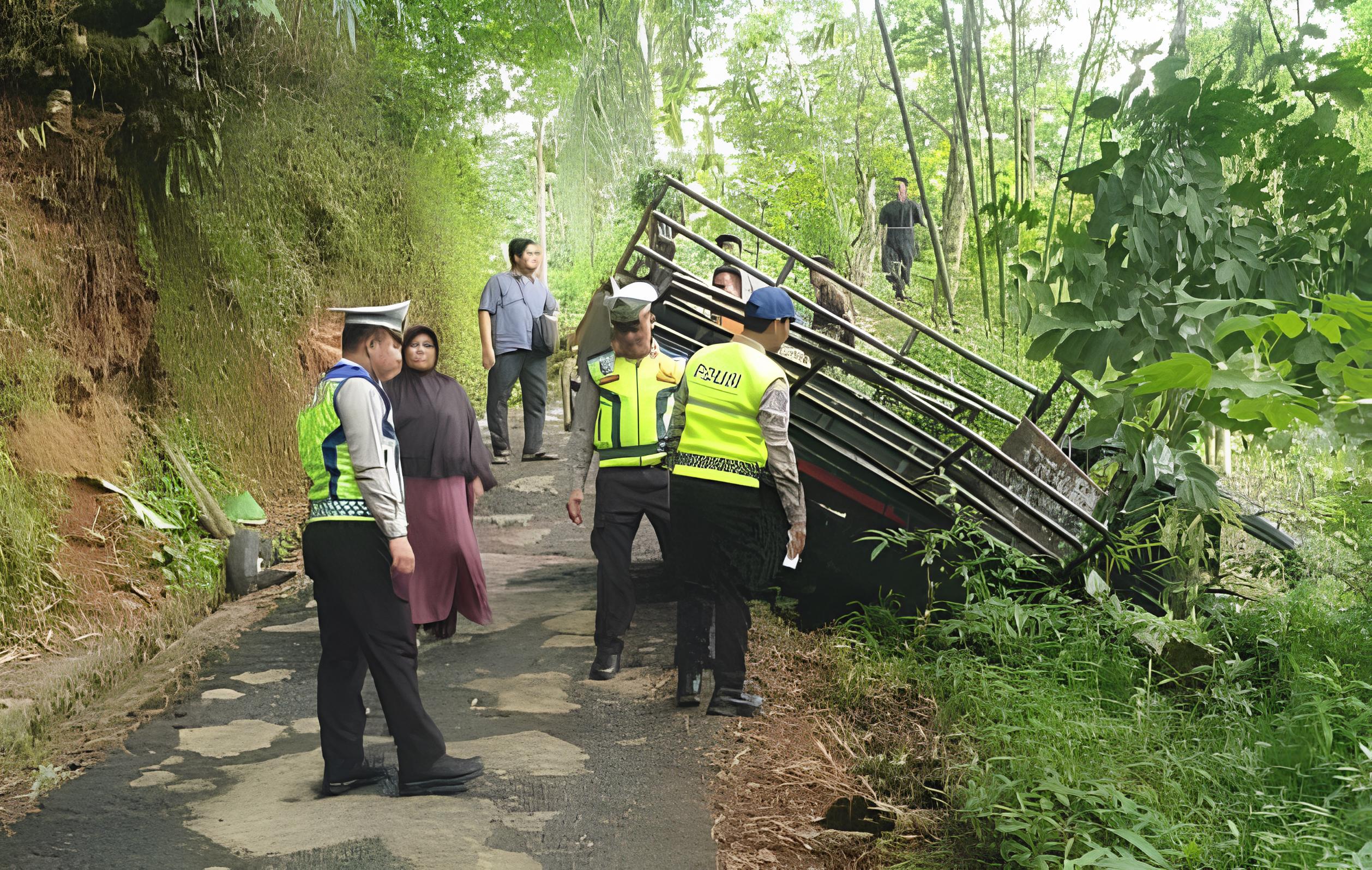 Proses evakuasi mobil pikap yang terlibat kecelakaan maut di tanjakan curam masuk wilayah Desa Somagede, Kecamatan Sempor, Senin (9/3). (Dokumentasi Polres Kebumen)