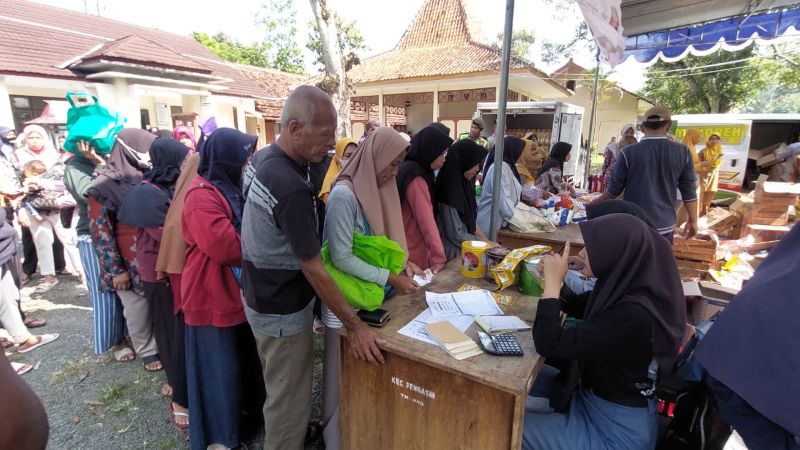 MURAH: Masyarakat mengantri untuk mendapatkan bahan pokok harga terjangkau di Kapanewon Pengasih.&nbsp;