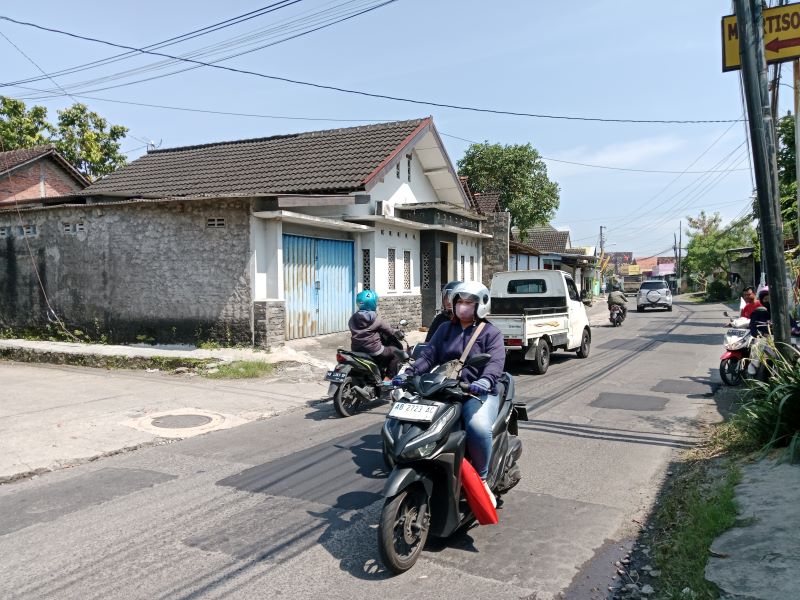 BERGELOMBANG: Jalan Raya Berbah Utara yang baru saja ditambal sulam Senin (9/3).