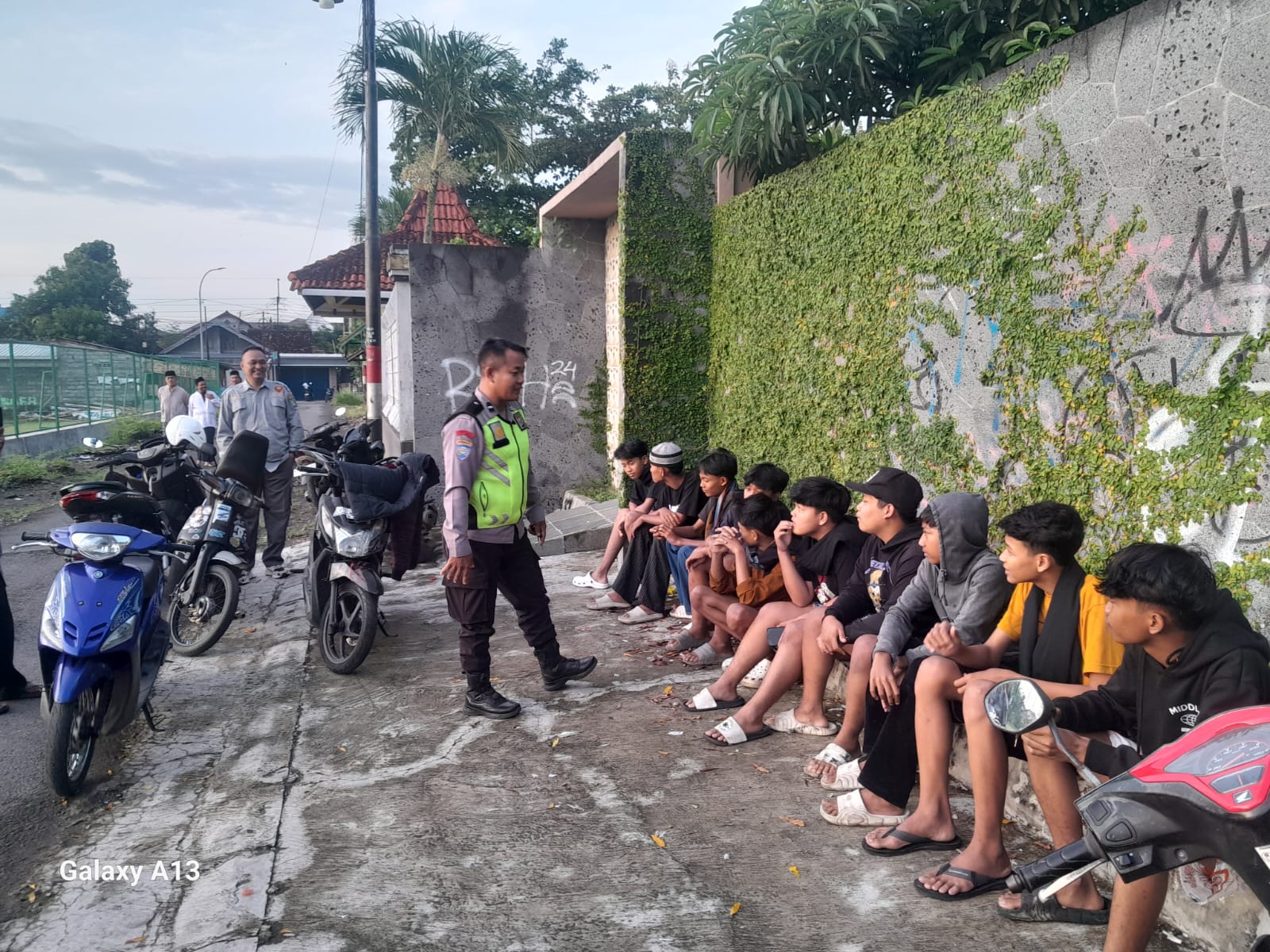 JAGA KEAMANAN: Jajaran Forkopimkap Sewon sedang melakukan pemantauan mercon di Kalurahan Panggungharjo.