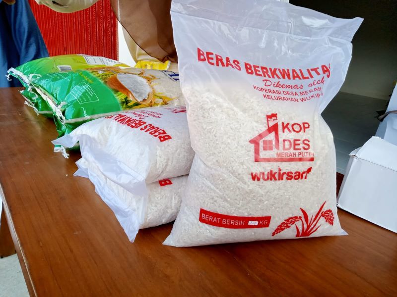 UNGGULAN: Beras lokal seberat 2,7 kilogram yang dijual di KDMP Wukirsari.