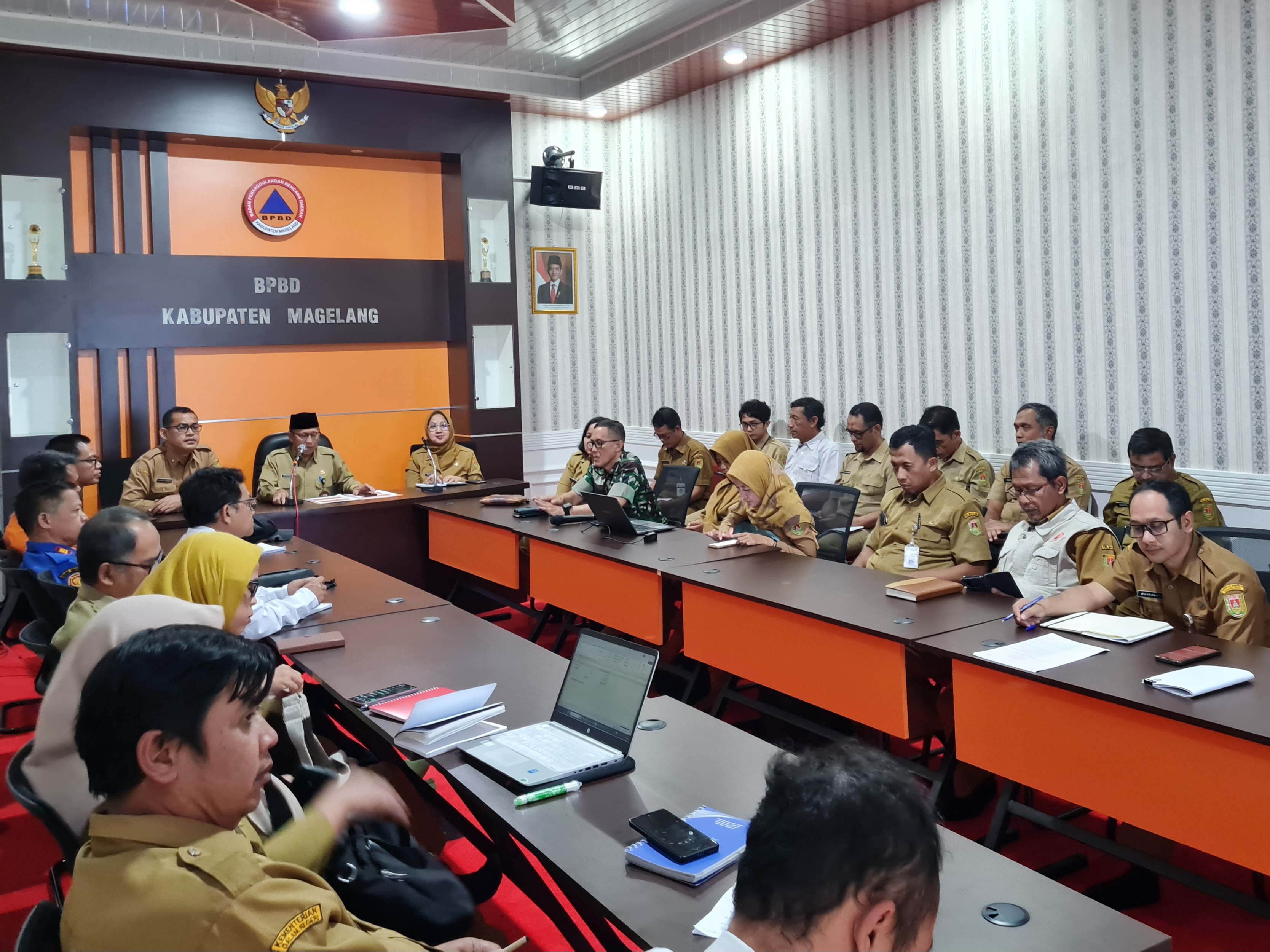  Pemkab menggelar rapat evaluasi bersama lintas sektor terkait status tanggap darurat bencana pascabanjir lahar hujan di kantor BPBD Kabupaten Magelang, Senin (9/3).