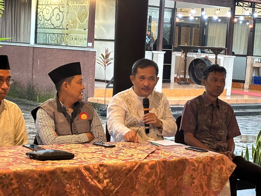 Ketua Komisi A DPRD DIJ Eko Suwanto (baju putih).