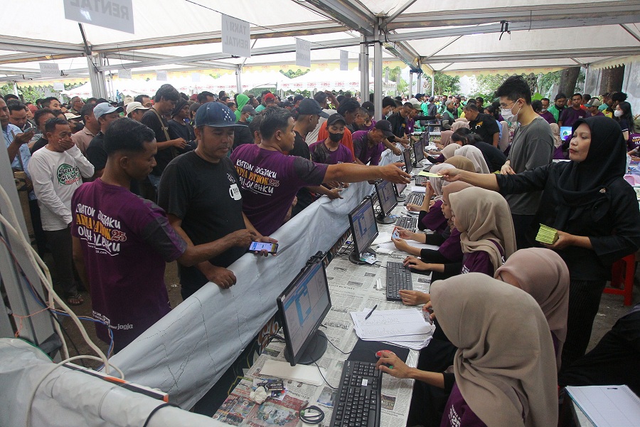 Warga antre untuk menerima pembagian zakat di kawasan Ngampilan, di Kota Jogja, kemarin (9/3). Penerima zakat berasal dari berbagai kalangan pekerja sektor informal, seperti pengemudi ojek online,..