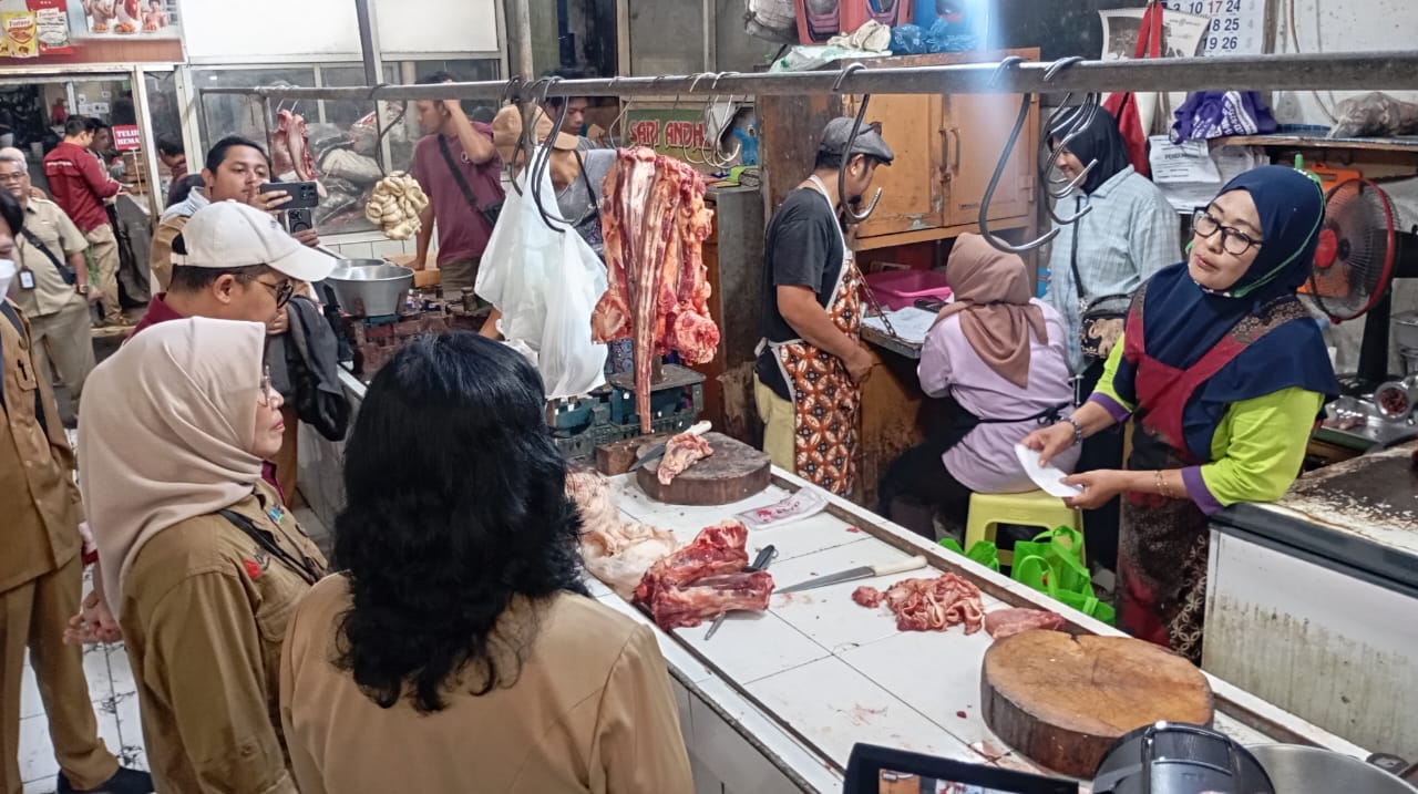 Jajaran Dinas Perindustrian dan Perdagangan (Disperindag) DIY, Dinas Perdagangan Kota Jogja, dan KPPU DIY saat memantau harga komoditas daging sapi di Pasar Kranggan, Senin (9/3/2026).