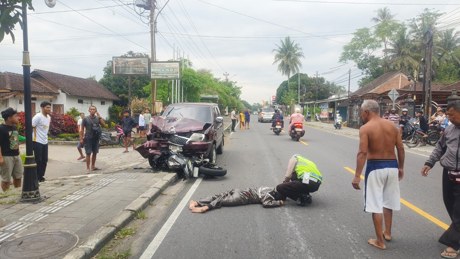 Sebuah mobil menabrak dua pengendara motor di Jalan Borobudur-Salaman, Senin (9/3).