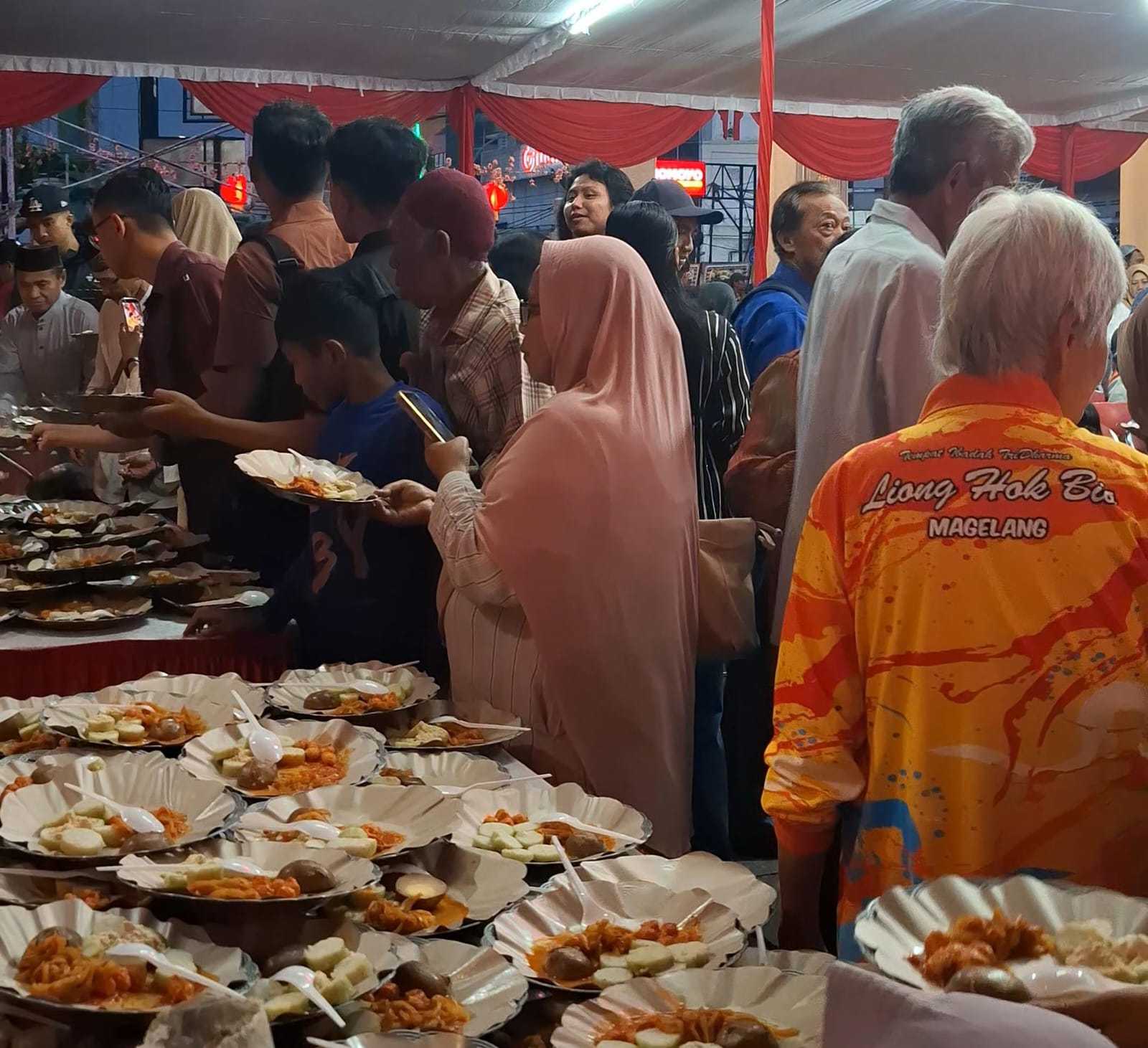 Warga antre untuk mendapatkan lontong Cap Go Meh di TITD Liong Hok Bio, Senin (9/3).