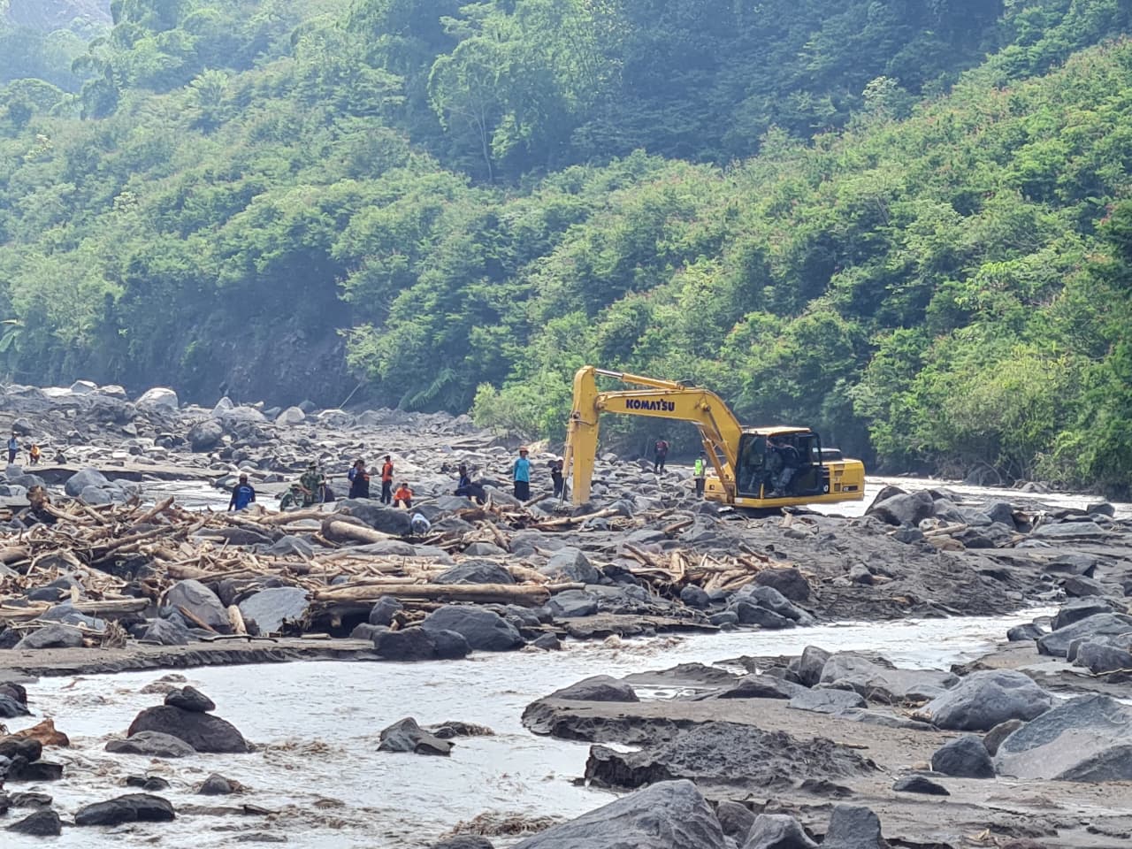 Tim SAR gabungan masih berupaya mencari dua korban banjir lahar hujan di Sungai Senowo, Senin (9/3/2026).&nbsp;