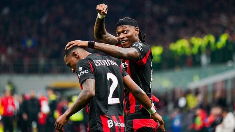 Pervis Estupinan rayakan gol kemenangan AC Milan atas rival Inter Milan bersama Rafael Leao