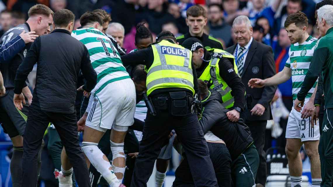 Kepolisian Skotlandia dalam upaya membubarkan kerusuhan di Ibrox saat Rangers melawan Celtic di derby Old Firm