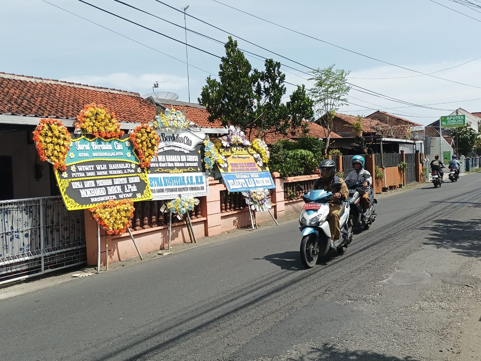 Karangan bunga masih terpasang di rumah duka seorang Calon Pegawai Negeri Sipil (CPNS) yang ditemukan meregang nyawa dengan cara gantung diri. (M Hafied/Radar Jogja)  