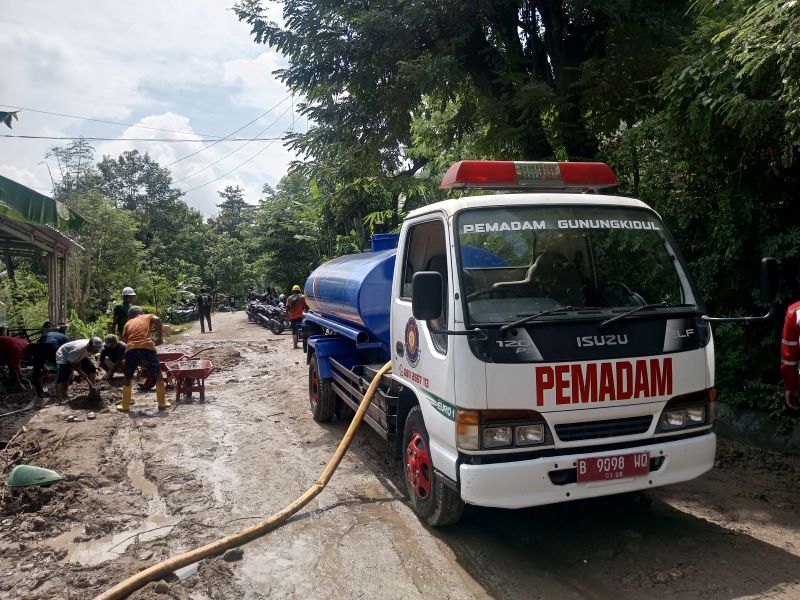 DROPING AIR: Truk Tangki pengangkut air milik BPBD Gunungkidul saat diterjunkan di Kalurahan Tancep, Ngawen.