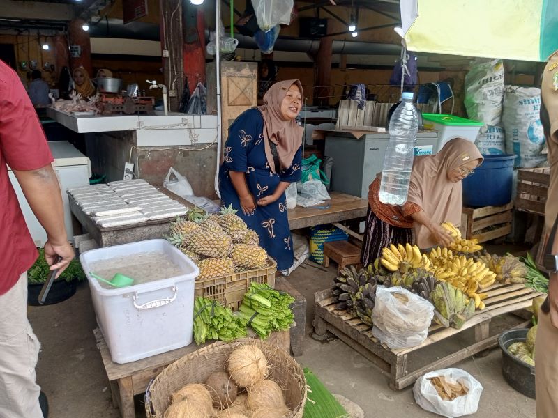 Suasana Pasar Argosari Wonosari masih terlihat landai menjelang Lebaran. 