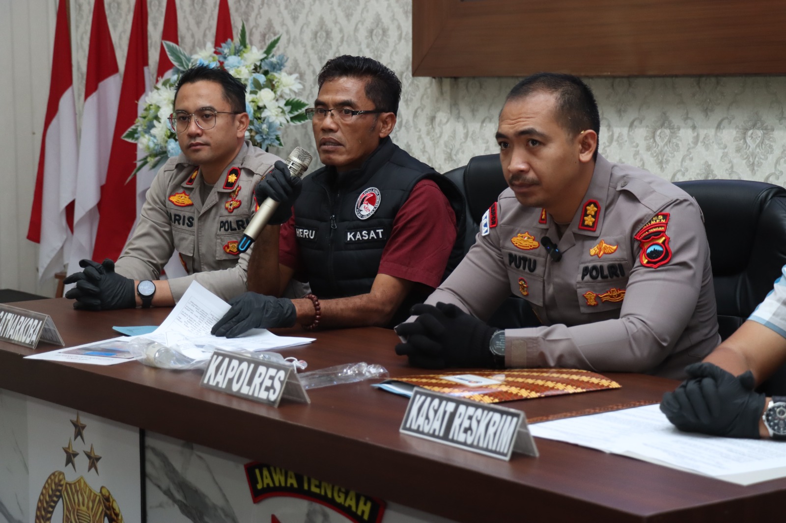 Kapolres Kebumen AKBP I Putu Bagus Krisna Purnama memimpin rilis perkara kasus narkotika jenis sabu seberat 100,56 gram. (Dokumentasi Polres Kebumen)  