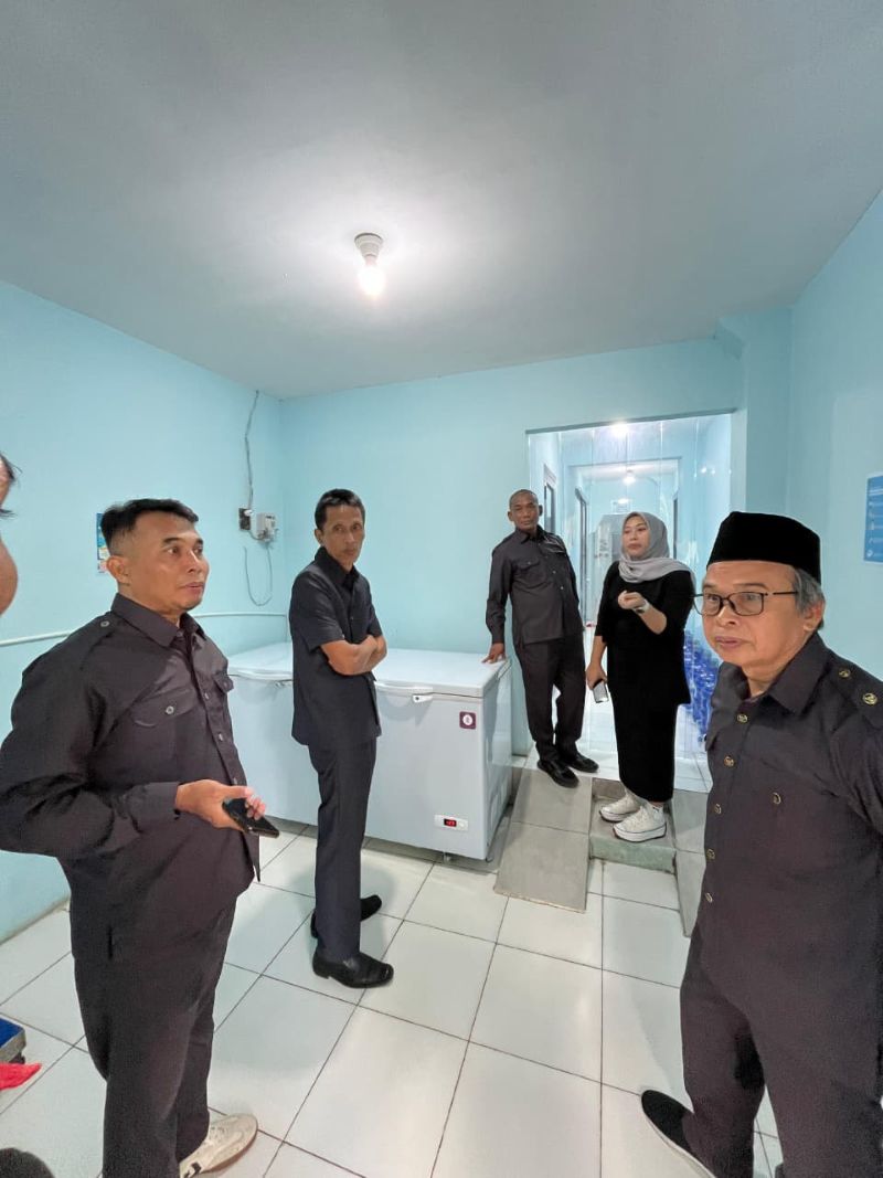 KECIL: Anggota DPRD Kulon Progo menanyakan menu MBG ke guru di sekolah dasar wilayah Galur.&nbsp;