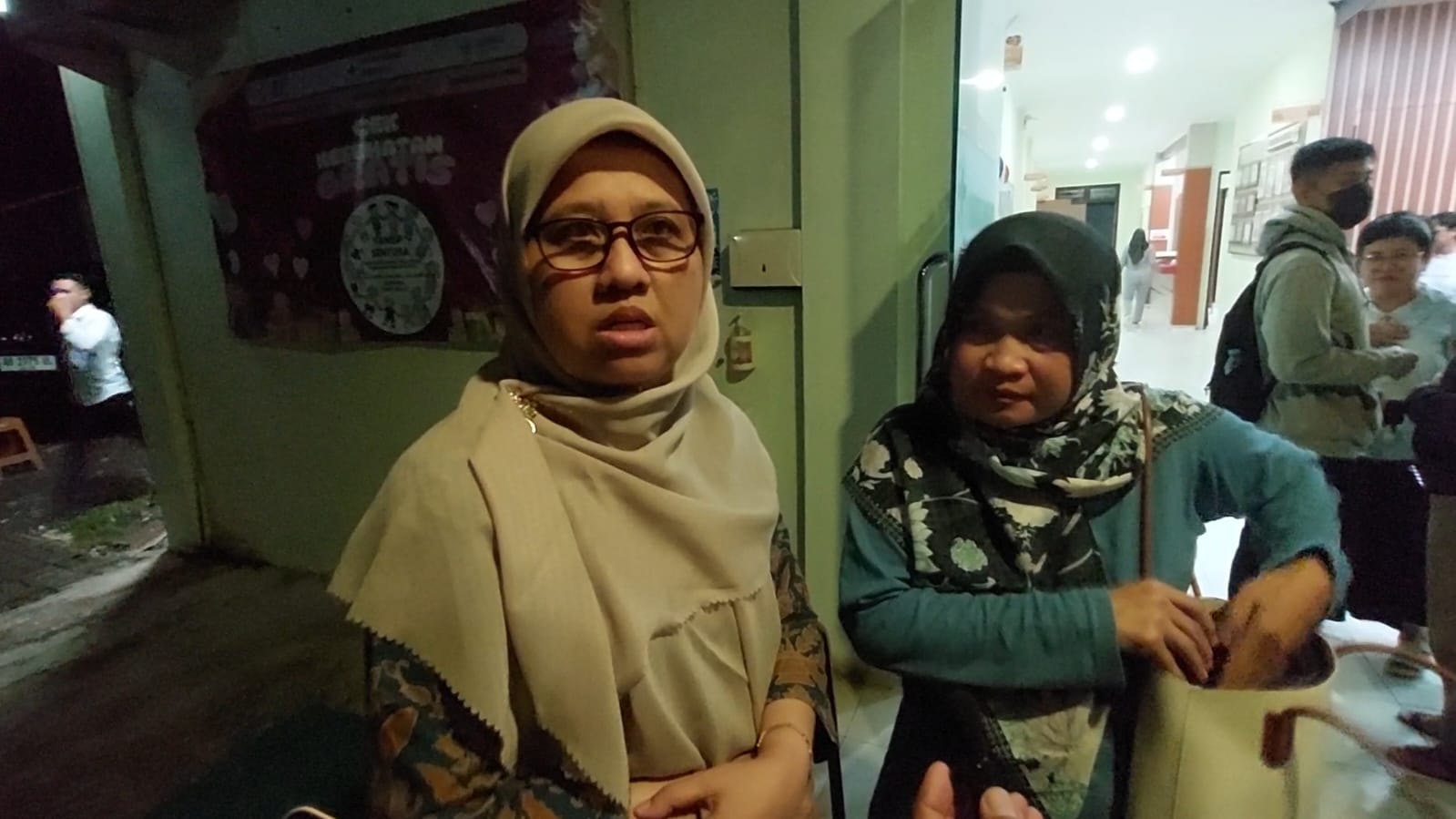 Kepala Dinkes Kulon Progo Susilaningsih (kerudung cream).