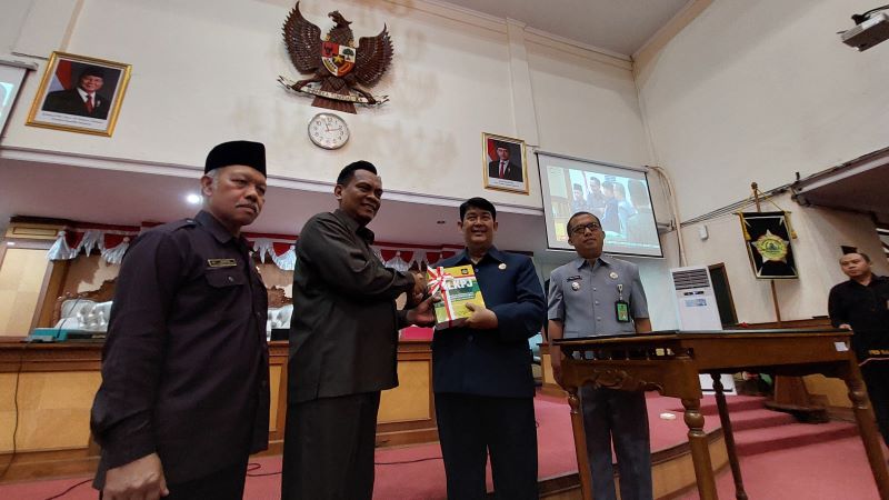 PENYERAHAN: Bupati Kulon Progo Agung Setuyawan saat menyerahkan LKPJ ke DPRD Kulon Progo Selasa (10/3).