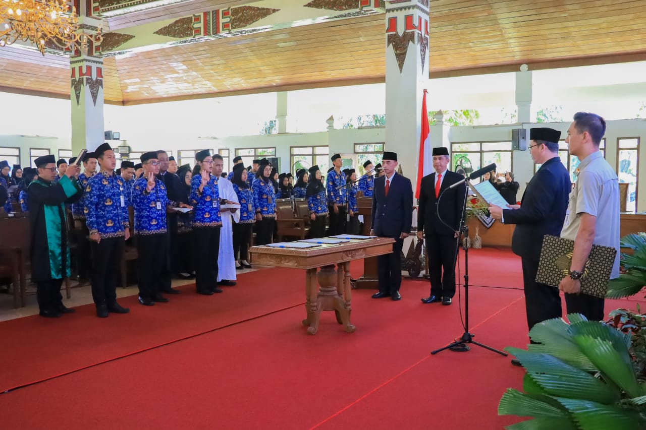 Bupati Magelang saat mengambil sumpah dan janji jabatan ratusan PNS di lingkungan pemkab, Selasa (10/3). 