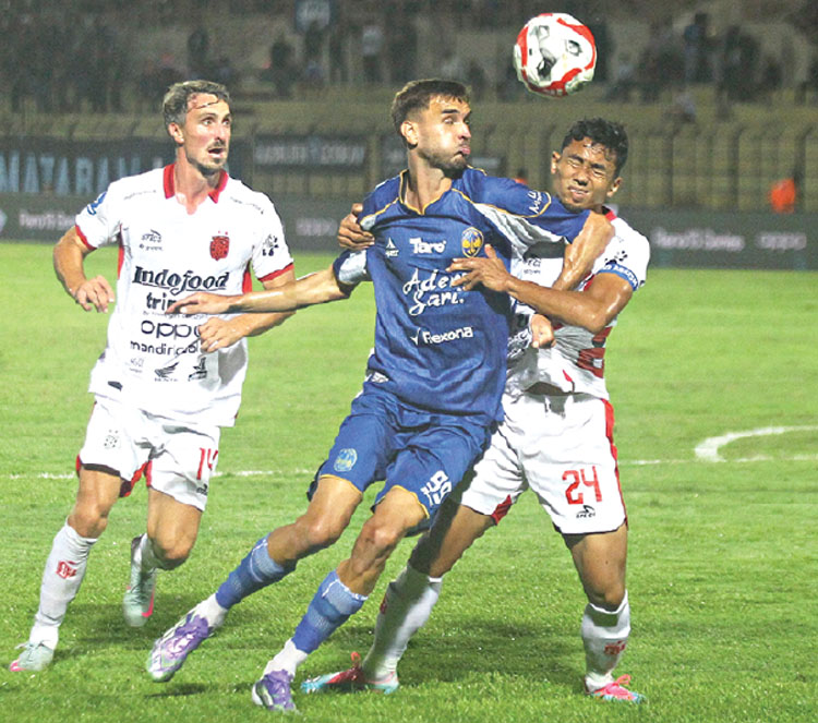 ANDALAN: Pemain asing PSIM Nermin Haljeta saat berebut bola dengan pemain Bali United di SSA, Bantul.
