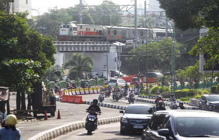 DESTINASI: Pengguna jalan melintas di kawasan Kleringan dan Jalan Abu Bakar Ali, Jogja, Selasa (10/3). Sebanyak 8,2 juta orang diprediksi masuk ke DIJ secara bertahap.