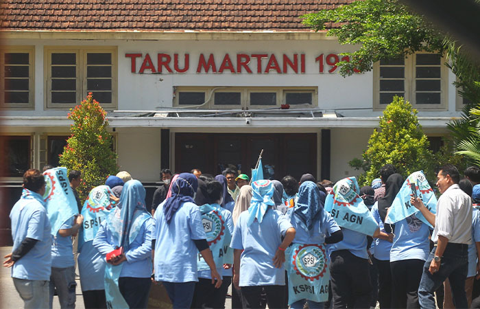 DIKABULKAN SEMUA: Sejumlah buruh PT Taru Martani melakukan aksi mogok kerja, Selasa (10/3). Aksi berakhir setelah direksi dan Serikat Pekerja menandatangani kesepakatan bersama.