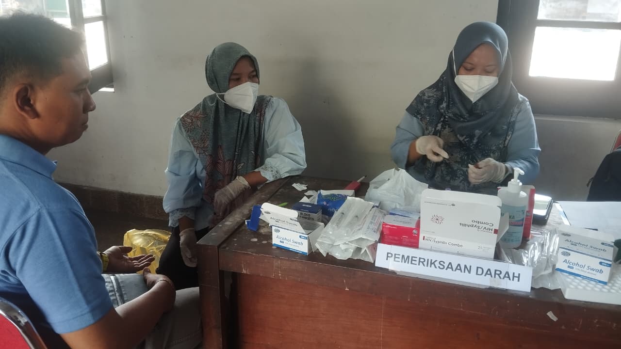 CEK KESEHATAN: Kru angkutan sedang melakukan cek kesehatan di Terminal Palbapang Selasa (10/3)
