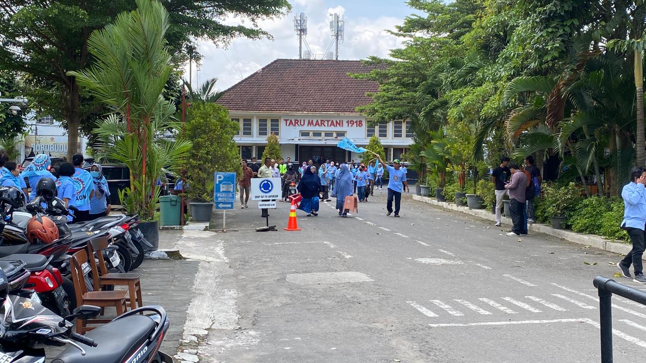 Para buruh di PT Taru Martani melakukan mogok kerja sebagai bentuk tuntutan kepada jajaran direksi di Kompleks PT Taru Martani, Selasa (10/3/2026).&nbsp;