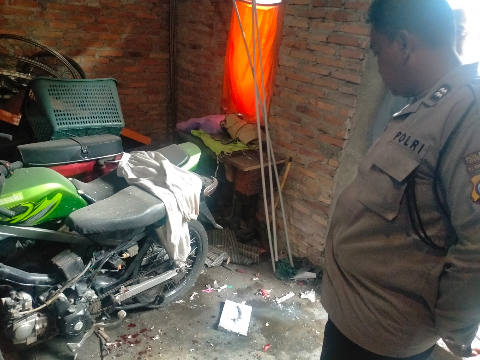 Personil Polsek Mantrijeron saat melakukan olah TKP ledakan obat petasan, Selasa (10/3/2026).