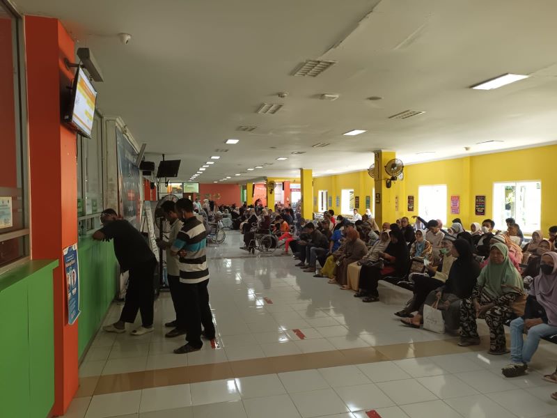 Pasien rawat jalan mengakses layanan farmasi di Rumah Sakit Umum Daerah Dr Soedirman (RSDS) Kebumen. 