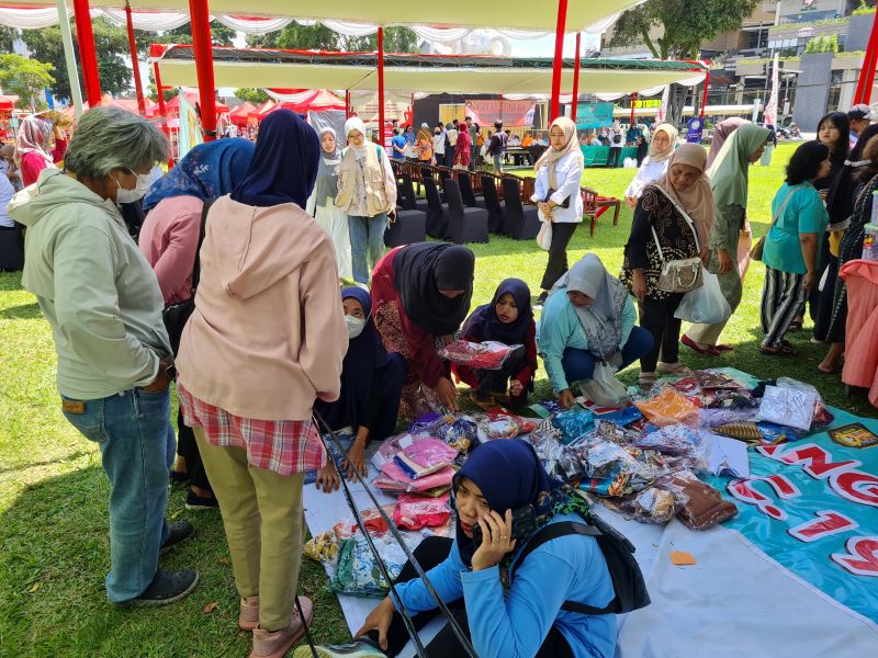 RAMAI: Sejumlah stan pasar murah di Alun-Alun Kota Magelang diserbu warga untuk membeli kebutuhan pokok.