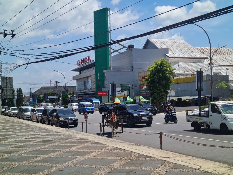 RAMAI: Kondisi arus lalu lintas di kawasan Alun-Alun Kota Magelang Rabu (11/3).