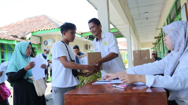 GEMBIRA: Warga Kapanewon Temon menerima paket bantuan dari manajemen YIA.&nbsp;