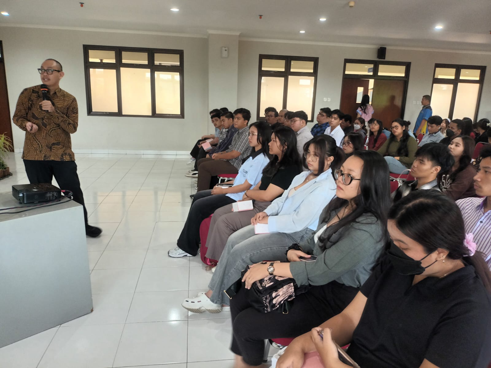 Diskusi panel di Laboratorium Bisnis Fakultas Bisnis dan Ekonomika Universitas Atma Jaya Yogyakarta (UAJY) pada Selasa, 10 Maret 2026. 