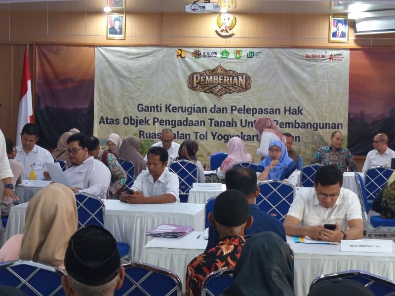 ANTRE: Warga yang terdampak proyek Tol Jogja-Bawen menerima uang ganti kerugian di Kantor BPN Kabupaten Magelang Rabu (11/3).