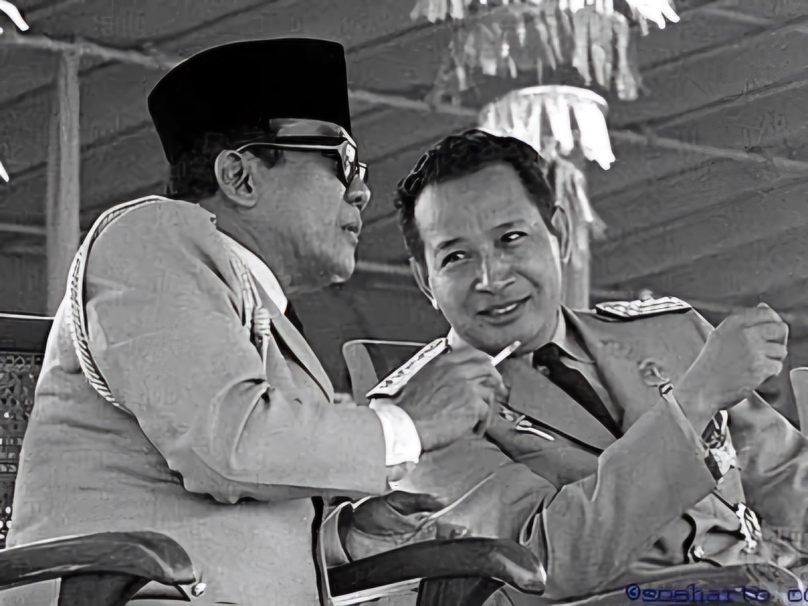 Soekarno yang sedang berdialog dengan Soeharto (Pinterest).