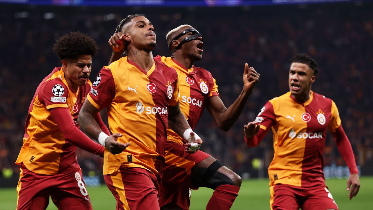 Selebrasi pemain Galatasaray setelah Mario Lemina mencetak gol ke gawang Liverpool