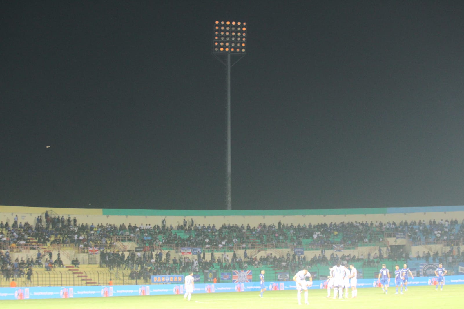 Lampu Stadion Sultan Agung sisi tenggara padam saat PSIM Jogja melawan Persijap Jepara