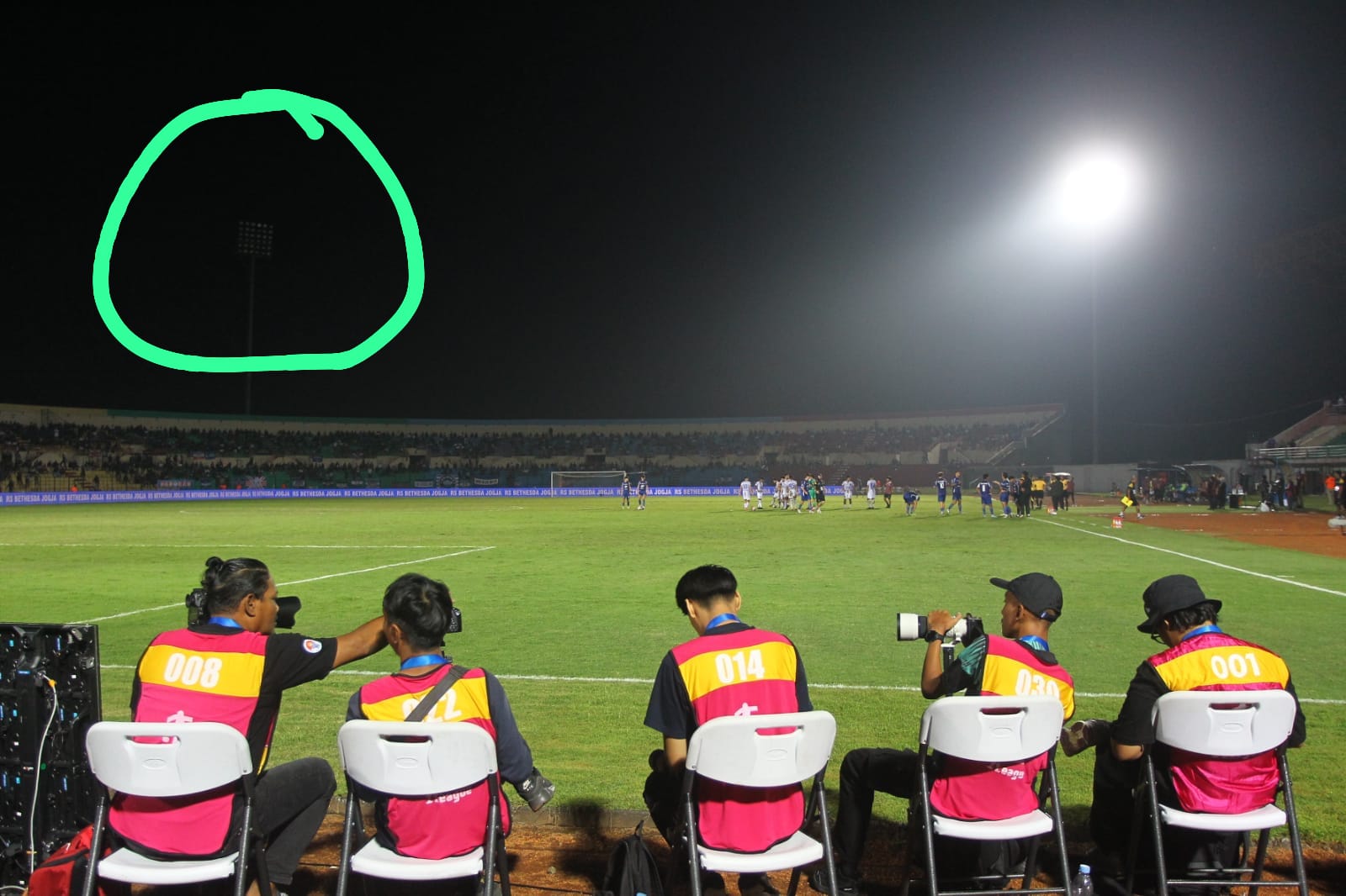 Lampu stadion Sultan Agung Bantul mati dan membuat laga antara PSIM Jogja melawan Persijap sempat ditunda sementara