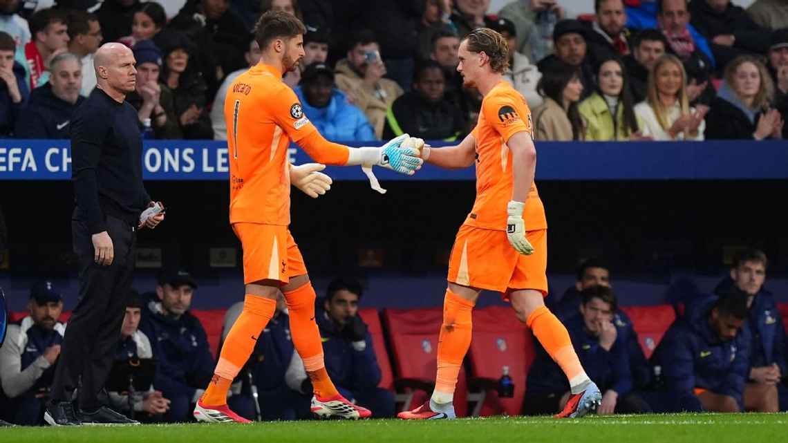 Kiper Tottenham Hotspur, Antonin Kinsky (kanan) digantikan Guglielmo Vicario (kiri) dalam kekalahan dari Atletico Madrid