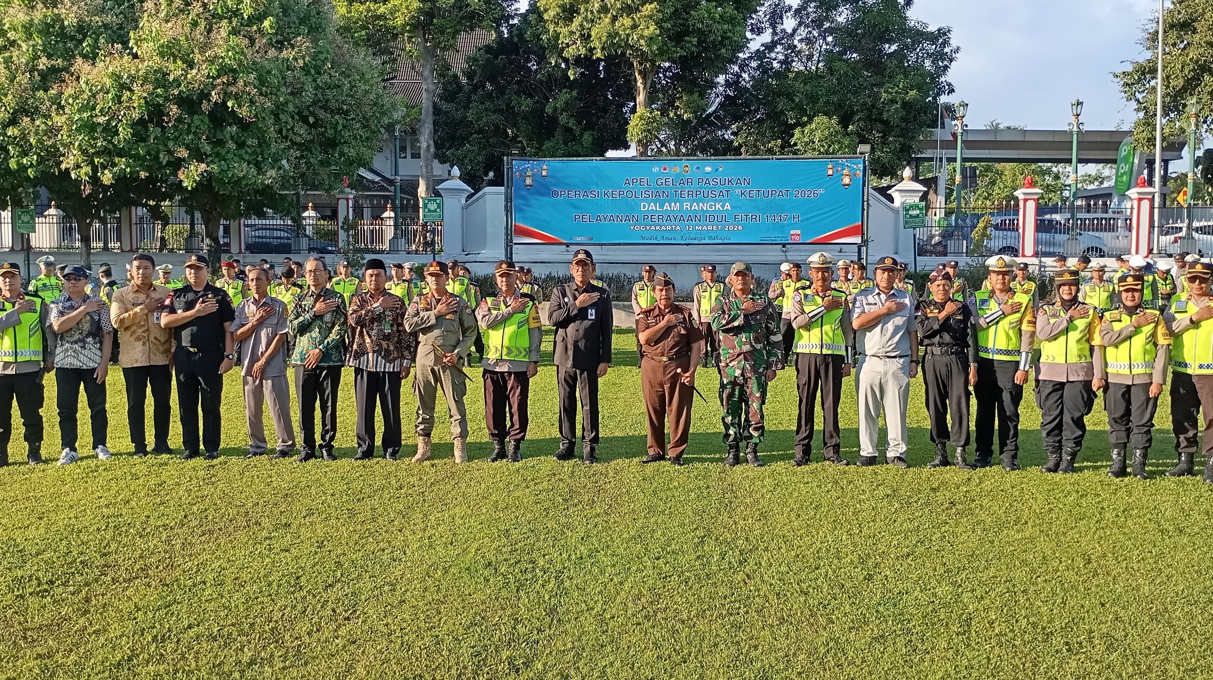 Jajaran Polresta Jogja dan Pemerintah Kota Jogja saat melaksanakan apel gelar pasukan Operasi Ketupat Progo di Balai Kota Jogja, Kamis (12/3/2026).  &nbsp;  