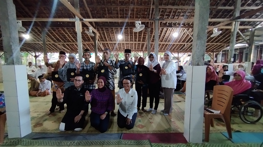 SEMANGAT BERBAGI: Ketua Komisi B DPRD DIY Andriana Wulandari (berdiri kerudung putih, Red) menjelaskan pentingnya menyelamatkan pangan dalam sosialisasi di Potorono, Banguntapan, Bantul.