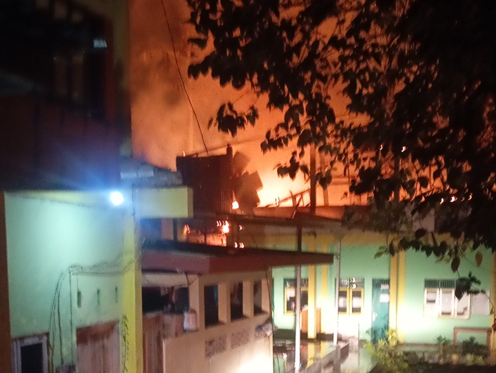 Petugas pemadam kebakaran berjibaku memadamkan kobaran api yang menghanguskan bangunan lantai dua Pesantren Assidiqiyah pada Kamis (12/3) dinihari. (Dokumentasi Damkar Satpol PP Kebumen)  &nbsp;