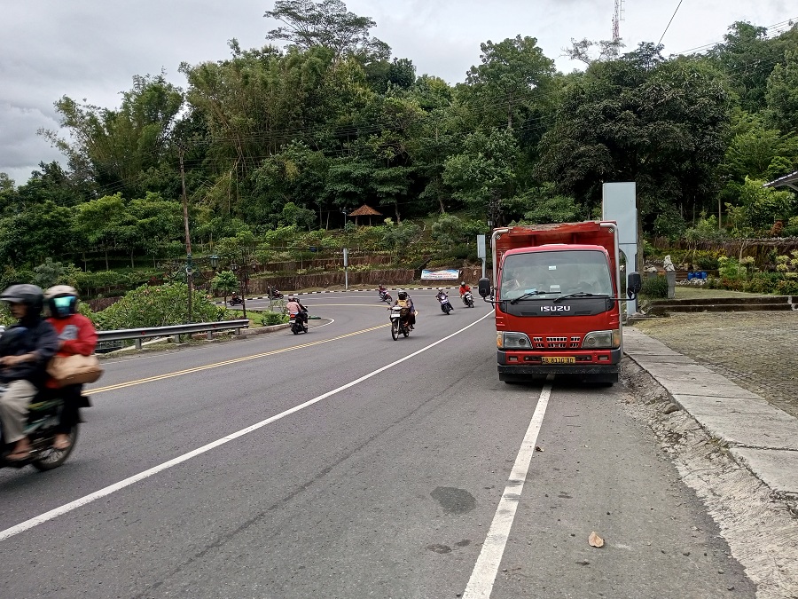 Salah satu tanjakan di bukit bintang jalan Jogja Wonosari.
