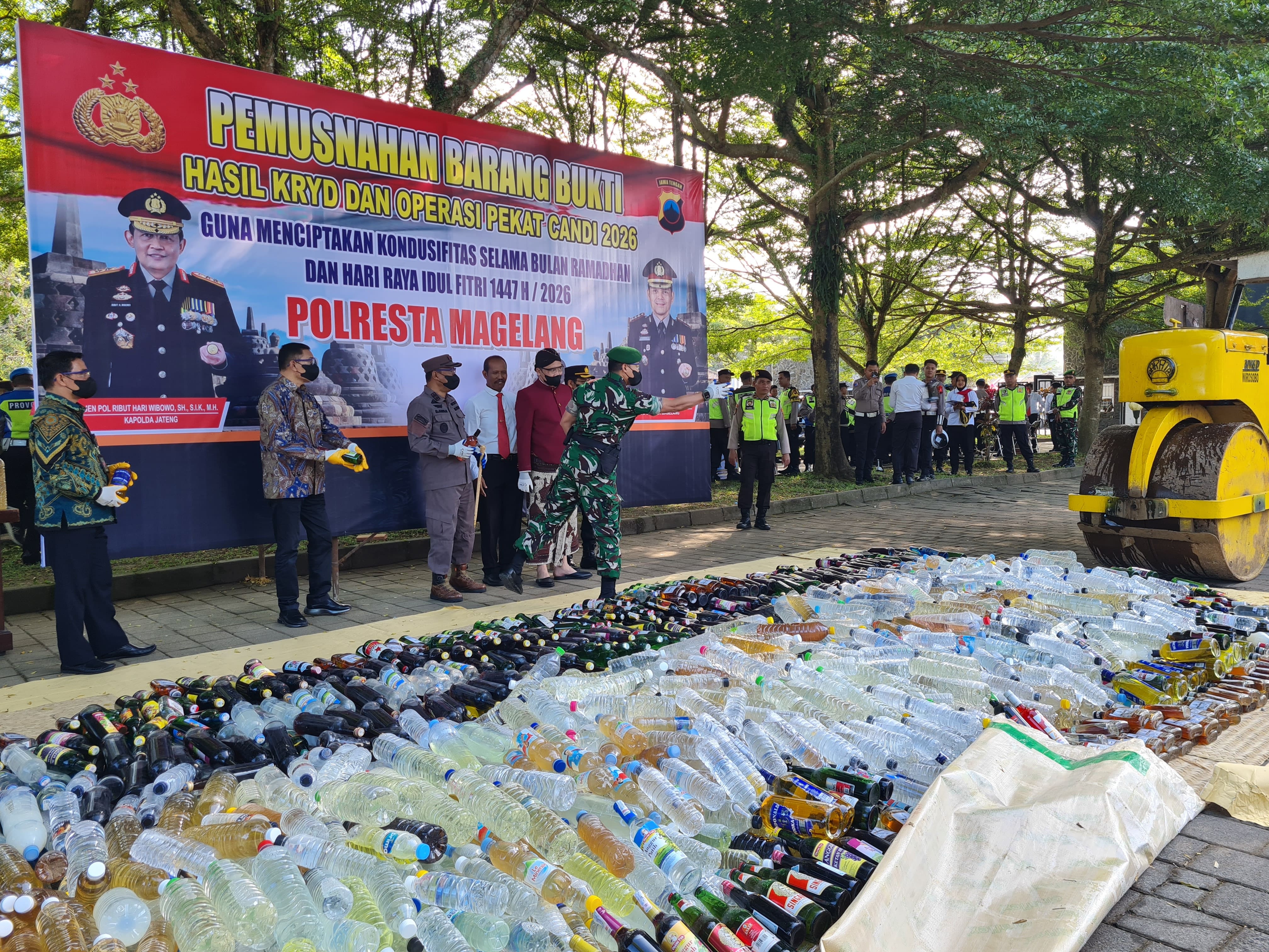 Ribuan botol miras dan 15 jeriken ciu hasil operasi penertiban dimusnahkan, Kamis (12/3).