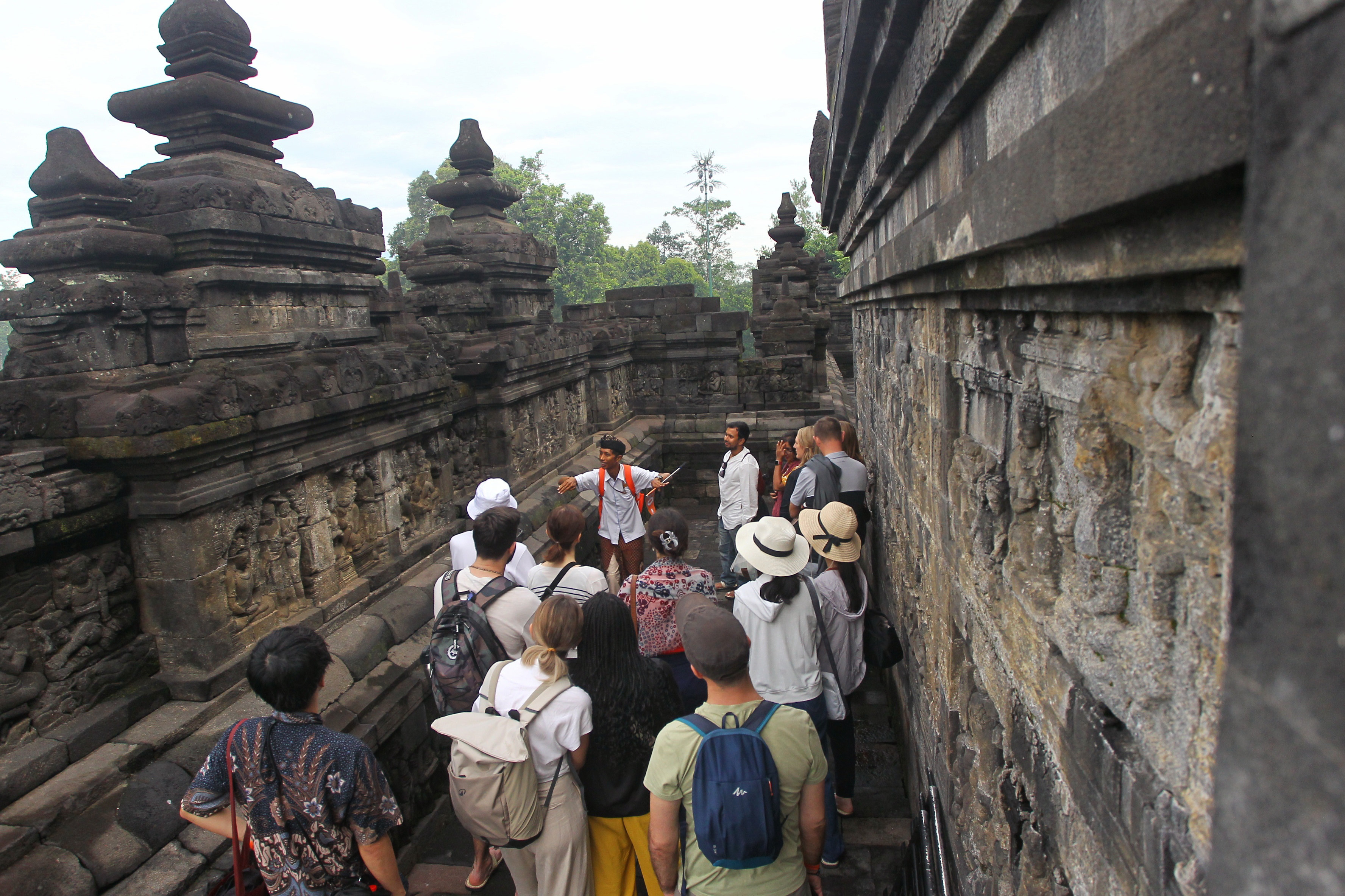 Wisatawan memadati Candi Borobudur