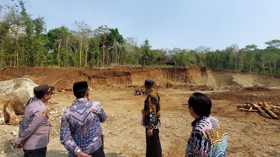 CEK: Tim Kapanewon Girimulyo meninjau area tambang yang hendak digunakan untuk penjualan bibit.